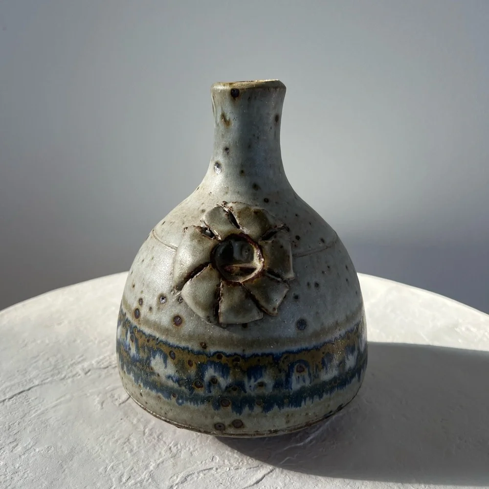 STUNNING MID-CENTURY HANDMADE SIGNED STUDIO POTTERY GREY‎ W/ SPECKLED BROWN